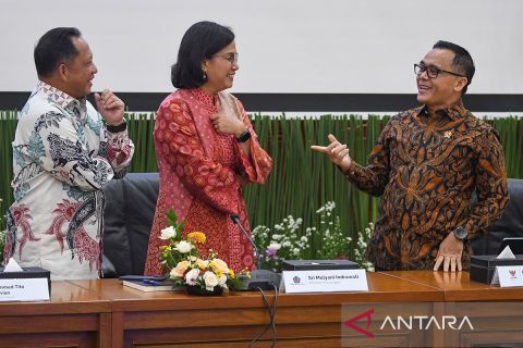 Menkeu sampaikan anggaran THR dan gaji ke-13 ASN