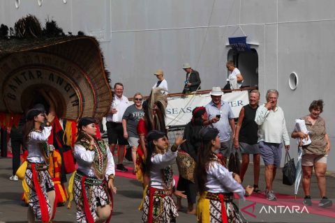 Kapal pesiar Seven Seas Mariner bawa turis singgah di Surabaya