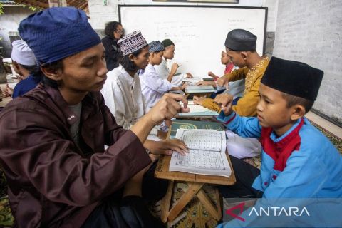 Penyandang tunarungu belajar mengaji dengan metode bahasa isyarat
