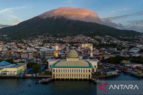 Wisata religi di Masjid Raya Al-Munawar Ternate