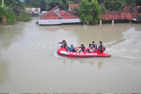 Evakuasi korban banjir di Demak