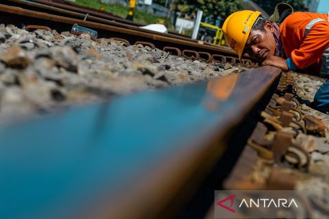 PT KAI lakukan perbaikan jalur kereta api guna kesiapan hadapi angkutan Lebaran 1445 H