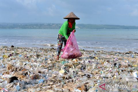 Sampah plastik di Pantai Kedonganan Bali