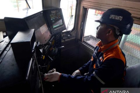 Perawatan lokomotif kereta api jelang lebaran