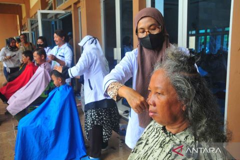 Potong rambut gratis untuk korban banjir di Kudus