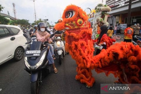 Umat Buddha bagikan takjil dengan tarian barongsai