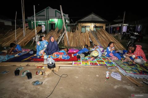 Korban gempa di Pulau Bawean tidur di luar rumah