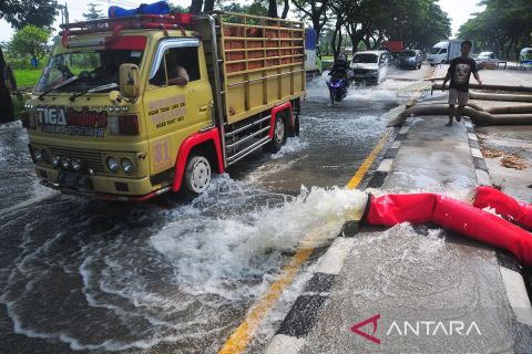 BNPB optimalkan penggunaan pompa air bergerak untuk keringkan jalan pantura Demak - Kudus