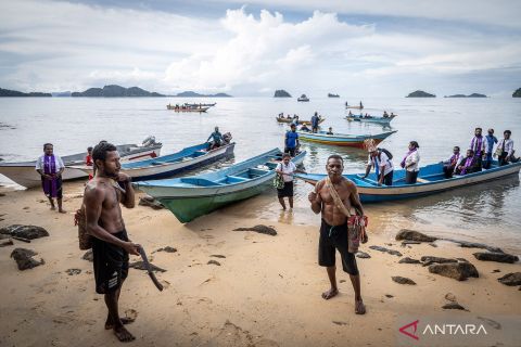 Tradisi Buka Sasi Kampung Kapatcol di kabupaten Raja Ampat 