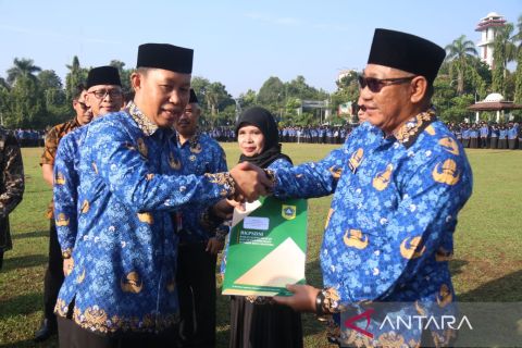 Pj Bupati Bogor menyerahkan SK pengangkatan 4.044 PPPK