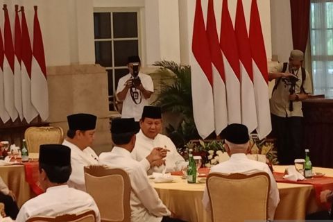 Jokowi berbincang dengan Prabowo dan Airlangga di sela buka puasa bersama