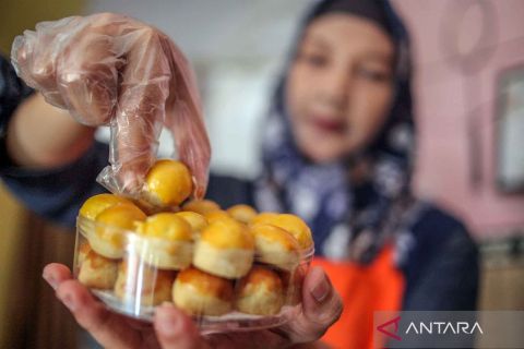 Produksi kue kering lebaran di Depok