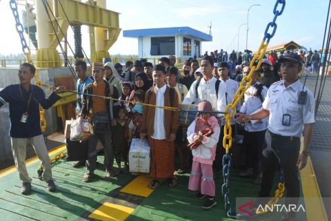 Arus mudik di penyeberangan Jangkar ke kepulauan Madura