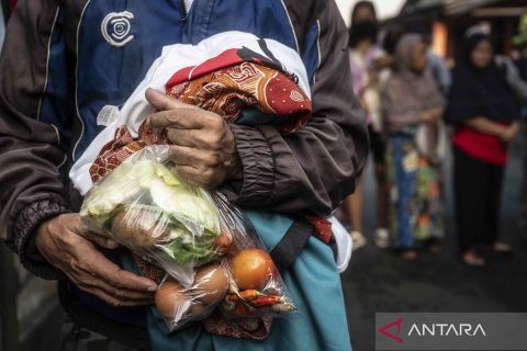 Bazar makanan dan pakaian gratis di Jakarta