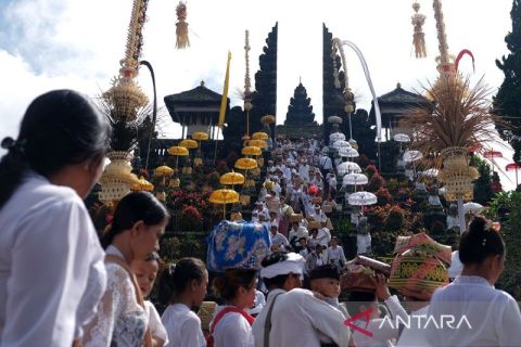 Upacara Ida Bhatara Turun Kabeh di Pura Besakih
