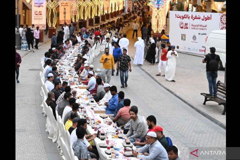 Ribuan orang nikmati buka bersama Ramadhan di pasar Al-Mubarakiya Kuwait