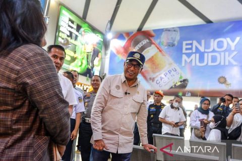 Menhub tinjau kesiapan fasilitas stasiun pada hari pertama masa angkutan Lebaran 2024