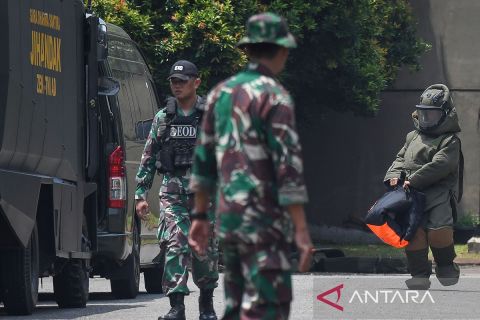 Jihandak Zeni TNI AD sisir material serpihan ledakan di sekitar perumahan