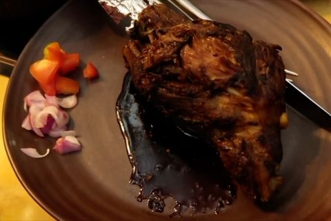 Manjakan lidah dengan menu buka puasa kambing guling kari