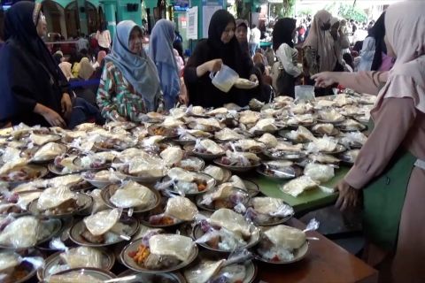 Bahu-membahu siapkan ribuan porsi bagi pemburu takjil