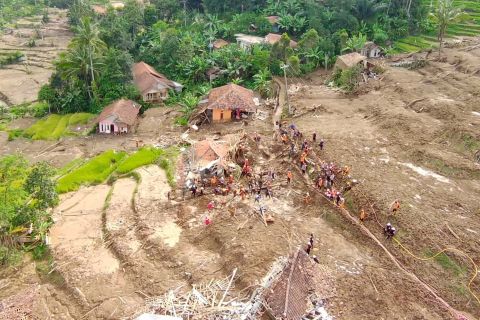 Perluas pencarian, Tim SAR belum temukan korban longsor baru