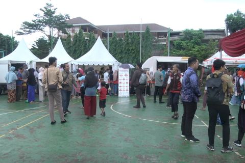 Ratusan warga Jaktim buru sembako di pasar murah