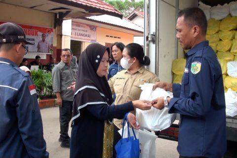 Sembako murah ringankan korban banjir di Palangka Raya