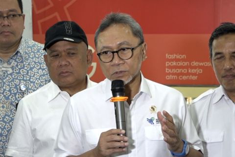 Zulhas tinjau aktivitas jual-beli baju Lebaran di Pasar Tanah Abang