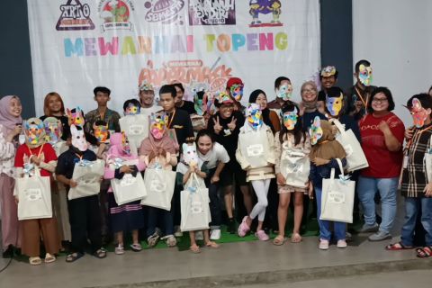 Anak-anak berkebutuhan khusus di Surabaya 'ngabuburit' mewarnai topeng