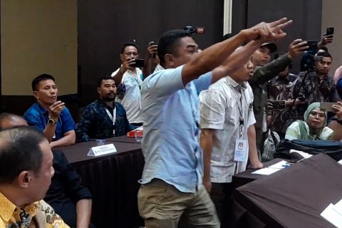 Diwarnai aksi protes para saksi parpol, KPU Maluku Utara tunda pleno