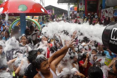 Sambut Ramadhan, warga padati wisata air hangat dalam tradisi padusan