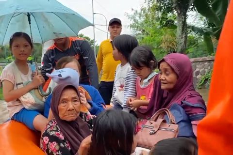 Banjir rendam Madiun, petugas evakuasi warga