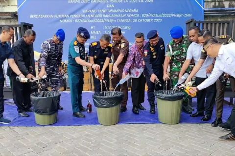 Bea Cukai Kabagsel musnahkan barang ilegal senilai miliaran rupiah