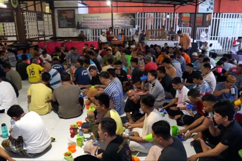 Bersama narapidana berbuka puasa di Lapas Gorontalo