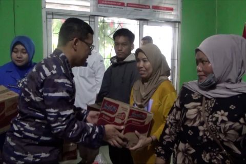 BI Sultra dan Lanal Kendari salurkan bantuan untuk korban banjir