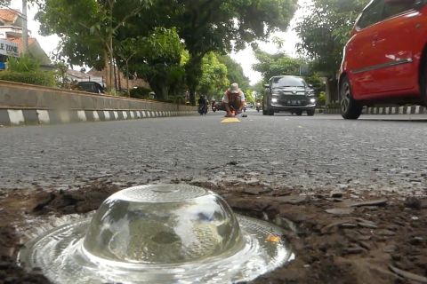 Dishub Temanggung pasang 200 'mata kucing' di jalur rawan kecelakaan