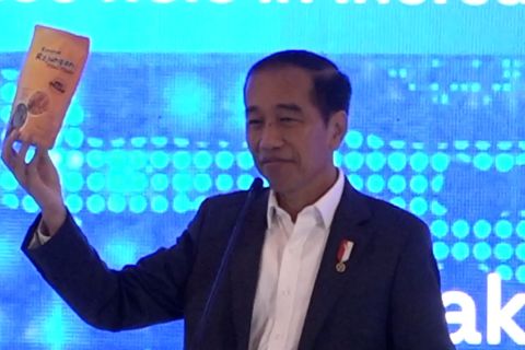 Jokowi buat hadirin terbahak saat pamerkan kerupuk rajungan Mama Muda