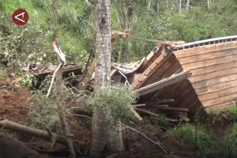Tanah longsor timbun vila di Tabanan Bali, dua WNA tewas