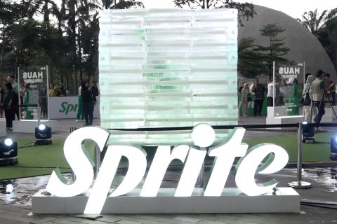 Merasakan sensasi dingin es batu raksasa di tengah taman kota