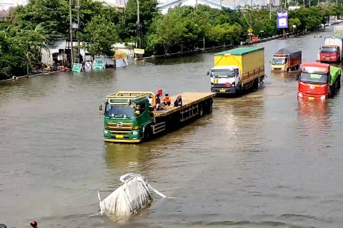 Pantura Semarang ruas Kaligawe Raya mulai dibuka untuk truk besar