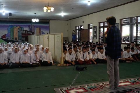 Pj Gubernur Jabar sebut literasi informasi penting bagi santri
