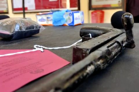 Polisi ringkus seorang WNA yang tukar ganja dengan senjata api
