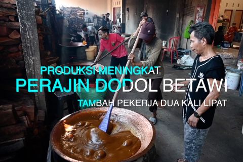 Produksi meningkat, perajin dodol betawi tambah pekerja dua kali lipat
