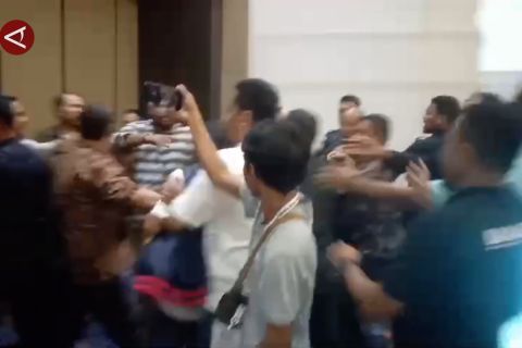 Anggota Bawaslu dan KPU Maluku Utara ricuh saat rapat pleno