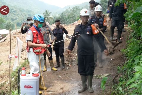 Antisipasi penyakit dari jenazah, PMI sterilisasi seluruh relawan