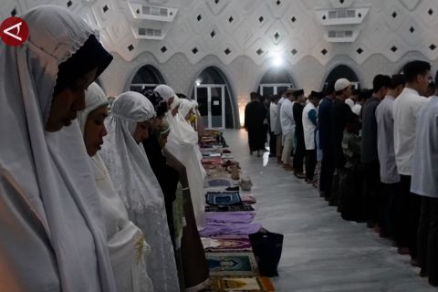 Masyarakat Pangkalpinang tarawih perdana di Masjid Kubah Timah