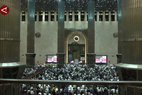 Warga Jakarta padati Masjid Istiqlal untuk salat tarawih pertama