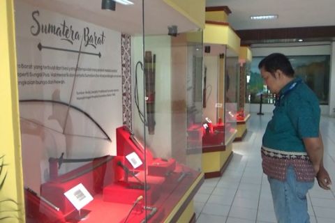 170 senjata tradisional nusantara dipamerkan di Padang