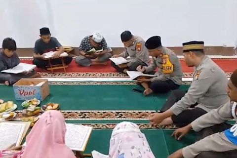 Saat anggota Polsek Jailolo tarawih dan tadarus bersama warga