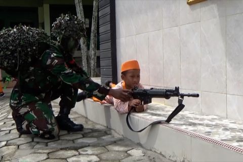 Tanamkan jiwa kejuangan, anak didik TK dikenalkan senpi TNI